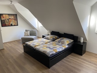 Schlafzimmer mit Zustellbett