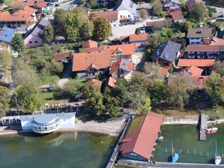mittig hellrote Dächer = Gästehaus / Beim Paulfischer