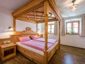 Das romantische Himmelbett sorgt für süße Träume