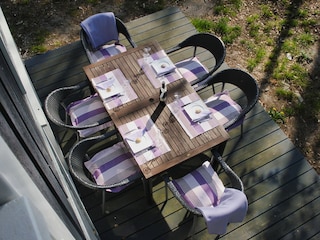 Blick auf die sonnige Terrasse