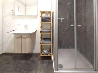 Bad mit Toilette und Dusche im Obergeschoss