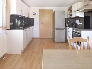 Moderne Küche mit Geschirrspüler, Kaffeevollautomaten..