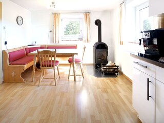 Küche mit Eckbank, ausziehbarem Tisch und Kamin