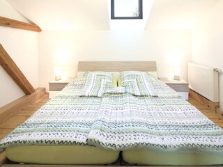 Schlafzimmer Baumwipfel mit Gaube und Sichtbalken