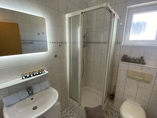 Ihr kleines Bad mit Dusche, Waschbecken, WC und Fenster