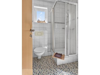 Ihr Bad mit Dusche, Waschbecken, WC und Fenster
