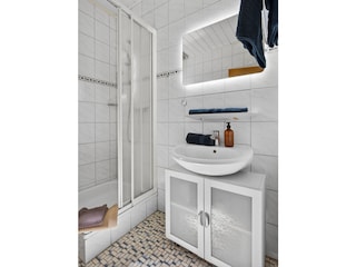 Ihr Bad mit Dusche, Waschbecken, WC und Fenster