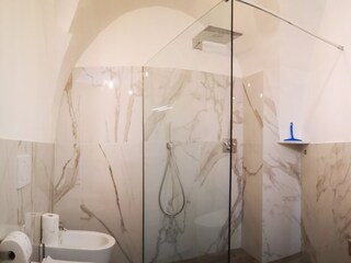 Badezimmer mit Regendusche Studio Appartment