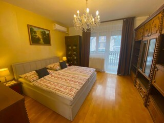 Möblierter Balkon, Rollos und Fliegengitter inclusive