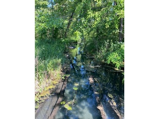 Ein Abflusskanal verbindet den See mit dem Balaton