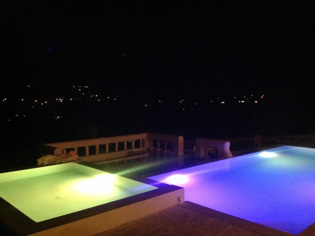 Pool bei Nacht