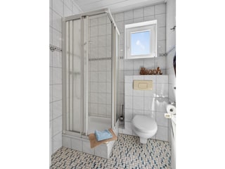 Ihr Bad mit Dusche, Waschbecken, WC und Fenster