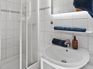 Ihr Bad mit Dusche, Waschbecken, WC und Fenster