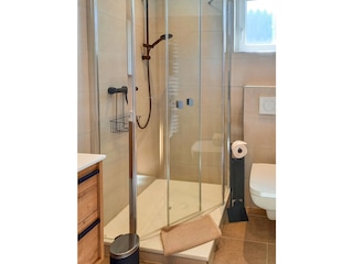 Ihr Bad mit Dusche, Waschbecken, WC und Fenster