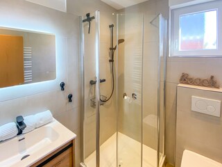 Ihr Bad mit Dusche, Waschbecken, WC und Fenster