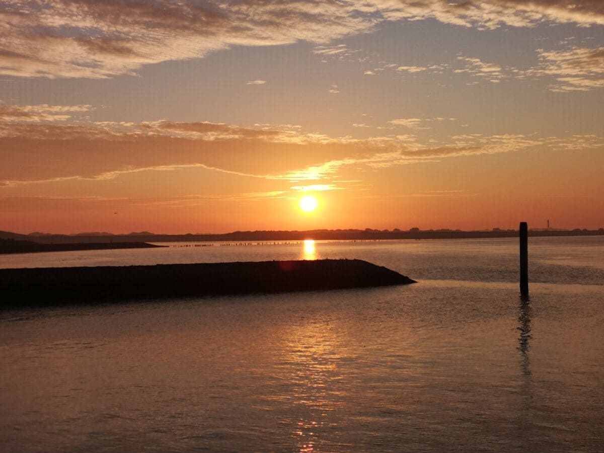 Sonnenaufgang über dem Norderneyer Hafen