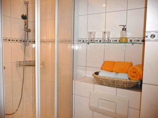 Ihr kleines Bad mit Dusche,Waschbecken und WC