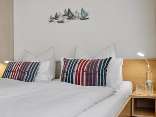 Schlafzimmer mit Fenster zur Nordseite (Garten)