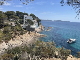 View of hotel de la Calanque from the rocks at the back