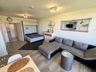 Gemütliches Wohn-/Schlafzimmer mit gemütlicher Sitzecke