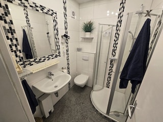 Gepflegtes Bad mit Dusche und komfortabler Ausstattung