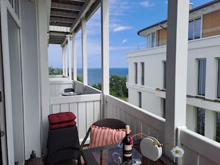 Balkon mit seitlichem Meerblick