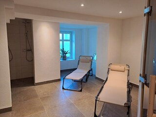 Liegen mit Dusche im Saunabereich