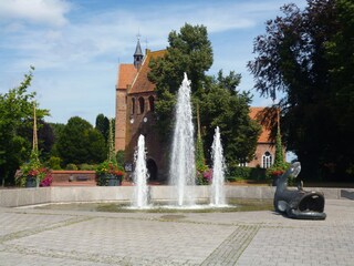 Bronzeskulptur der "Wels" -  Wahrzeichen des Ortes