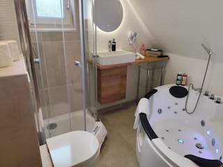 Bad mit Dusche und Whirlpool