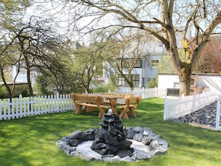 Wiese mit Sitzmöglichkeit und Kinderspieleinrichtungen