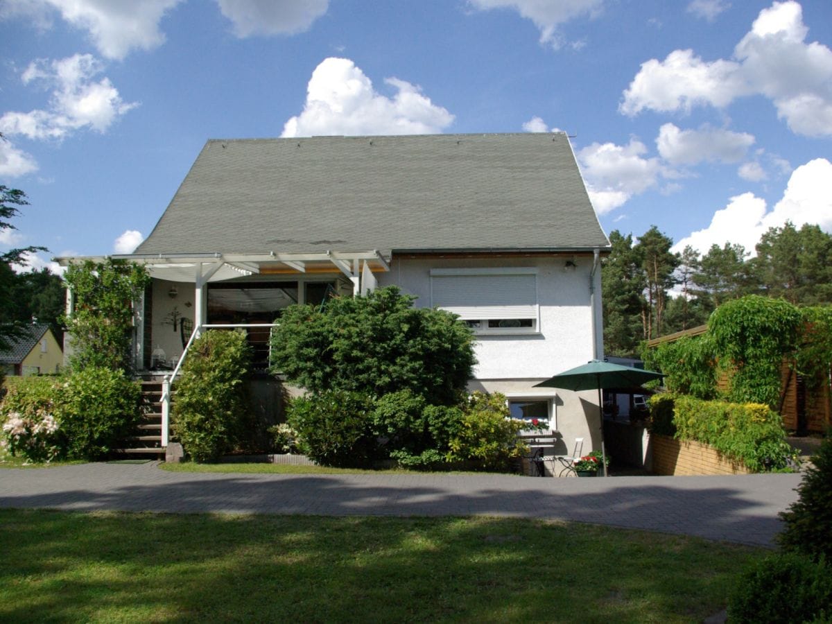 Gartenseite mit Zugang zur Ferienwohnung