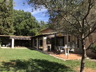 Terrasse im Garten, gleich neben Küche und Wintergarten