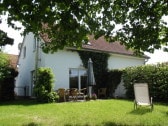 Terrasse mit eingefriedetem Garten