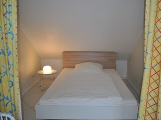 separates Bett in Schlafzimmer 1