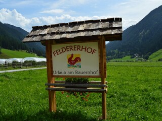 Das Schild an der Hofeinfahrt