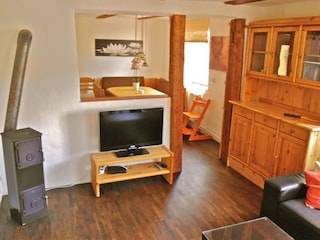 gelbes Haus Wohnzimmer Blick zum Essplatz
