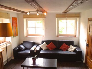 gelbes Haus Wohnzimmer mit Schlafsofa