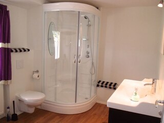 gelbes Haus Dusche im großen Bad