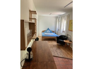 Apartment, mit Miniküche, hinten links Eingang Bad