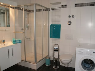 Bad mit Dusche und Waschmaschine