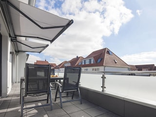 Die Terrasse mit Gartenmöbeln