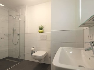 Badezimmer mit Dusche