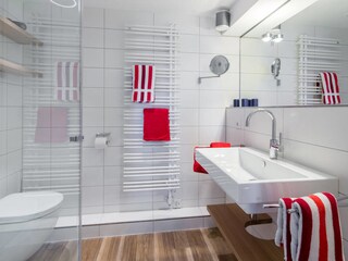 Badezimmer mit Dusche
