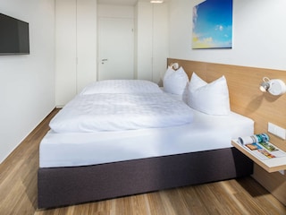 Schlafzimmer mit Doppelbett