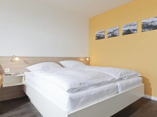 Schlafzimmer mit Doppelbett