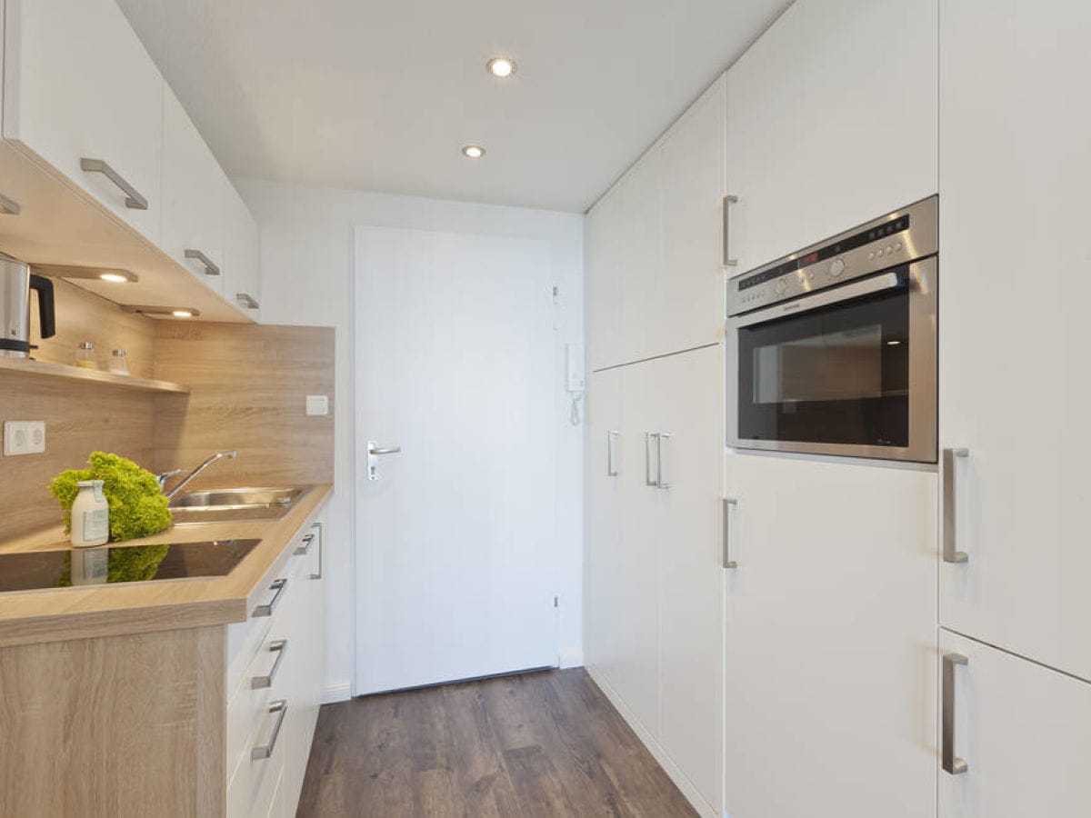 Die moderne küche die moderne küche mit blick zum wohnzimmer