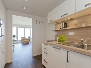 Die moderne Küche mit Blick zum Wohnzimmer