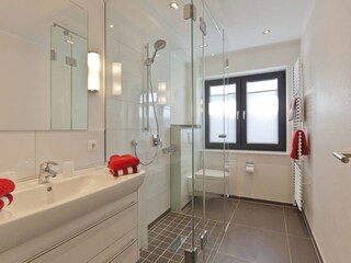 Das moderne Badezimmer mit bodengleicher Dusche
