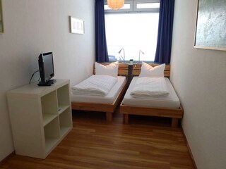 Das Schlafzimmer mit zwei Einzelbetten