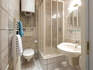 Das Badezimmer mit Dusche